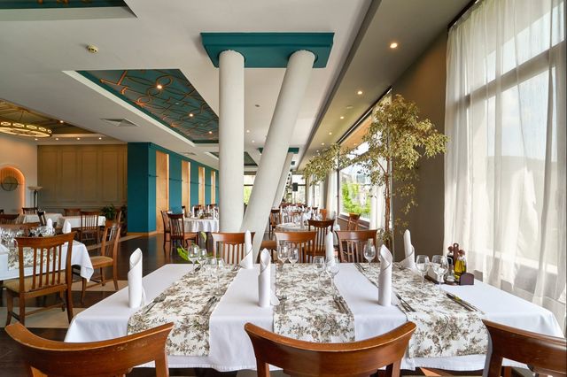 Yantra Hotel - Food and dining