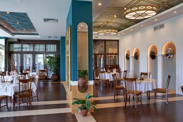 Yantra Hotel - Food and dining